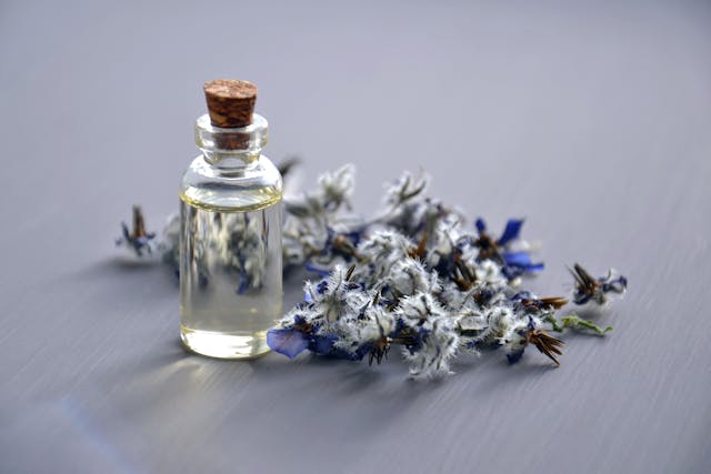 Les eaux florales : Le guide ultime pour sublimer votre visage au naturel. | Massage by Nathalie